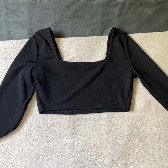 Black cropped long sleeve top from Missguided. Size US 2, EU 34, UK 6, AUS 6 - Picture 2 of 4